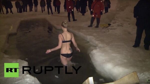 St. Petersburg's bold and beautiful take icy plunge on Epiphany - Sputnik International