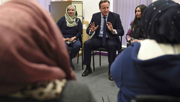 Britain's Prime Minister David Cameron speaks with women attending an English language class during a visit to the Shantona Women's Centre in Leeds, Britain January 18, 2016. - Sputnik International