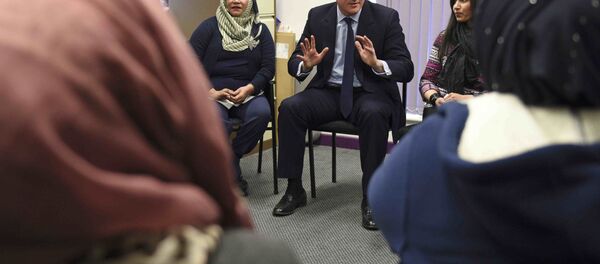 Britain's Prime Minister David Cameron speaks with women attending an English language class during a visit to the Shantona Women's Centre in Leeds, Britain January 18, 2016. - Sputnik International