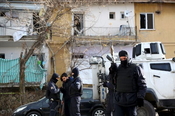 Turkish police stand guard near a police station, which was targeted by a truck bomb attack, in Cinar in the southeastern city of Diyarbakir, Turkey, January 14, 2016 Turkish police stand guard near a police station, which was targeted by a truck bomb attack, in Cinar in the southeastern city of Diyarbakir, Turkey, January 14, 2016 - Sputnik International
