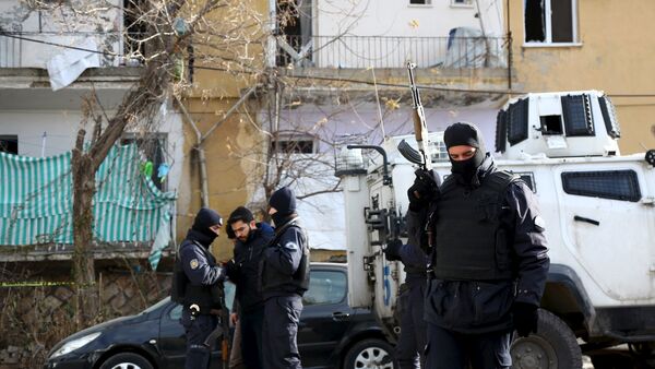 Turkish police stand guard near a police station, which was targeted by a truck bomb attack, in Cinar in the southeastern city of Diyarbakir, Turkey, January 14, 2016 - Sputnik International