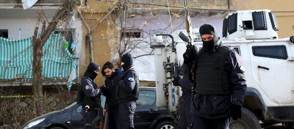 Turkish police stand guard near a police station, which was targeted by a truck bomb attack, in Cinar in the southeastern city of Diyarbakir, Turkey, January 14, 2016 - Sputnik International
