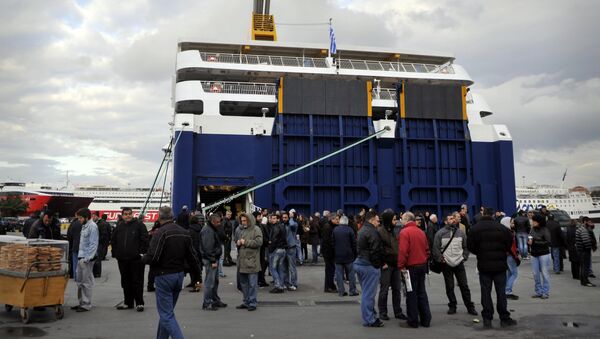 Sailors and strike supporters gather on April 10, 2012 in front of a ferry at the port of Piraeus as Greek sailors began a two-day strike against government reforms - Sputnik International