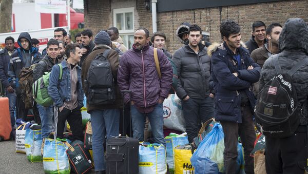 Refugees queue as they arrive at the vacation park Droomgaard in Kaatsheuvel, on January 6, 2016 - Sputnik International