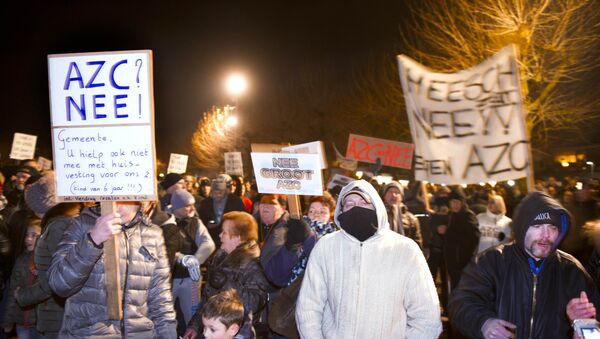 People gather to protest against the plans to open a refugee centre for 500 regufees in Heesch on January 18, 2016 - Sputnik International