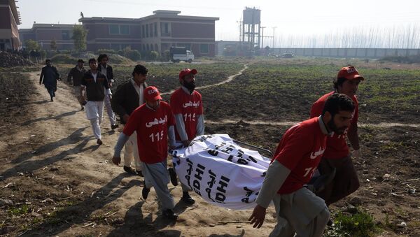 Pakistani rescuers shift an injured victim from the Bacha Khan university following an attack by militants in Charsadda, about 50 kilometres from Peshawar, on January 20, 2016 - Sputnik International