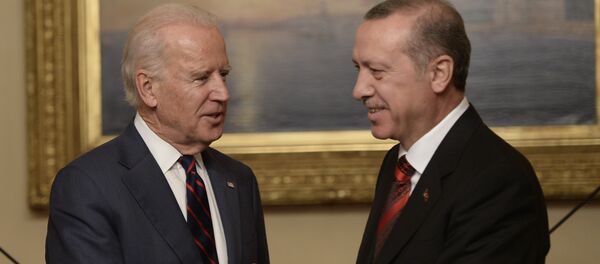 US Vice President Joe Biden (L) pose with Turkish President Rcep Tayyip Erdogan at Beylerbeyi Palace on November 22, 2014 in Istanbul US Vice President Joe Biden (L) pose with Turkish President Rcep Tayyip Erdogan at Beylerbeyi Palace on November 22, 2014 in Istanbul - Sputnik International