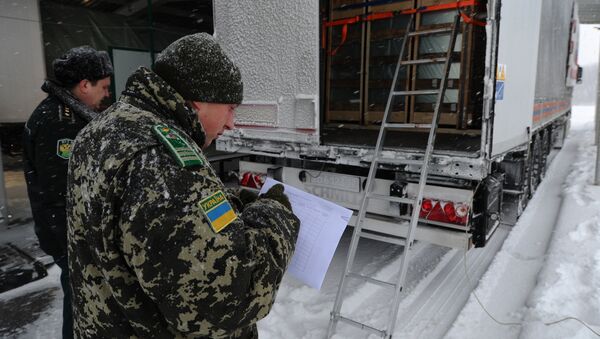 Ukrainian border control officers inspecting a Russian truck in Donbass. File photo. - Sputnik International