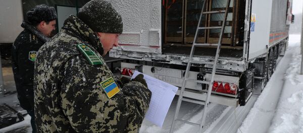 Ukrainian border control officers inspecting a Russian truck in Donbass. File photo. Ukrainian border control officers inspecting a Russian truck in Donbass. File photo. - Sputnik International