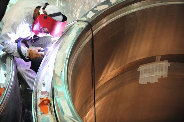 A welding operator at the assembling of a reactor in the 'clean area' of the BN-800 power unit at the Beloyarskaya NPP - Sputnik International