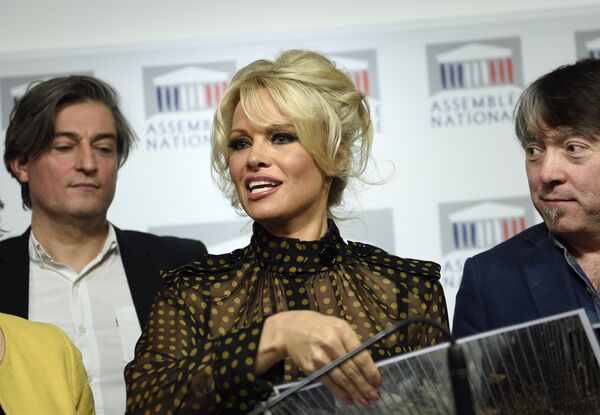 US actress Pamela Anderson gives a press conference after attending a session of questions to the Government at the French National Assembly in Paris on January 19, 2016 - Sputnik International