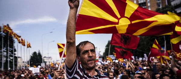 A man flahes the V-sign for victory during an anti-government protest in downtown Skopje on May 17, 2015 - Sputnik International