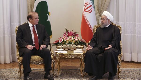 Iranian President Hassan Rouhani, right, and Pakistani Prime Minister Nawaz Sharif make their way to a meeting in Tehran, Iran, Tuesday, Jan. 19, 2016 - Sputnik International