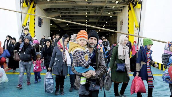 Refugees and migrants arrive aboard the passenger ferry Eleftherios Venizelos from the island of Lesbos at the port of Piraeus, near Athens, Greece, December 26, 2015. - Sputnik International