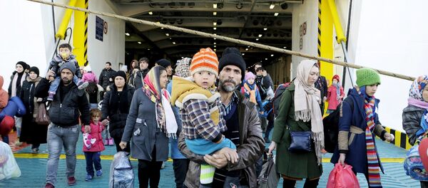 Refugees and migrants arrive aboard the passenger ferry Eleftherios Venizelos from the island of Lesbos at the port of Piraeus, near Athens, Greece, December 26, 2015. - Sputnik International