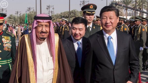 Saudi King Salman (L) walks with Chinese President Xi Jinping during a welcoming ceremony in Riyadh January 19, 2016 - Sputnik International