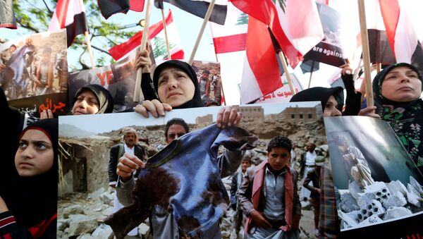 Women and children hold up Yemeni and Lebanese flags and placards - Sputnik International
