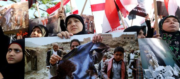 Women and children hold up Yemeni and Lebanese flags and placards - Sputnik International