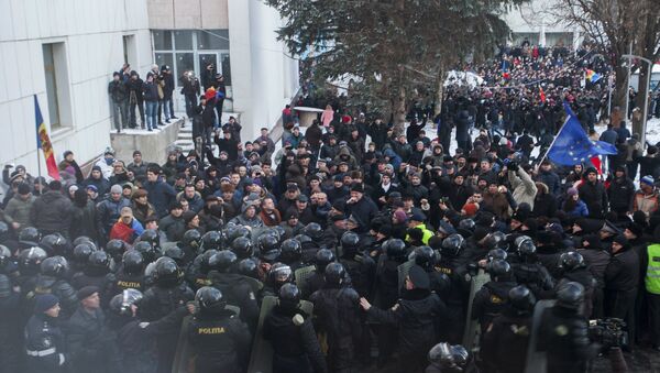 Protesters scuffle with riot police outside the Moldovan parliament after Democratic Party member of parliament Pavel Filip was elected as prime minister, in Chisinau, Moldova, January 20, 2016 - Sputnik International
