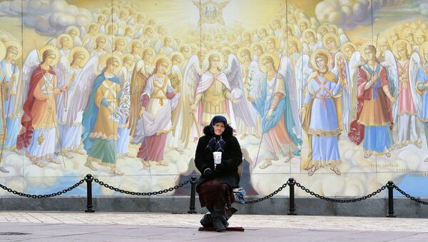 An elderly woman asks for alms outside the Saint Michael Golden-Domed Monastery in Kiev - Sputnik International