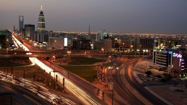 Saudi Arabian city view with the 'Kingdom Tower', background, and 'Al-Faislia Tower' in Riyadh, Saudi Arabia - Sputnik International