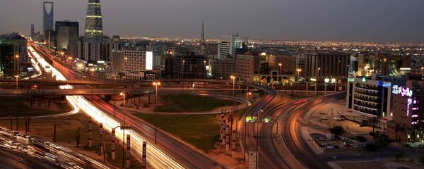 Saudi Arabian city view with the 'Kingdom Tower', background, and 'Al-Faislia Tower' in Riyadh, Saudi Arabia - Sputnik International