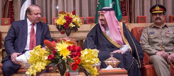 Saudi King Salman (C) meets Pakistani Prime Minister Nawaz Sharif (L) in Riyadh, Saudi Arabia January 18, 2016 in this handout photo provided by Saudi Press Agency Saudi King Salman (C) meets Pakistani Prime Minister Nawaz Sharif (L) in Riyadh, Saudi Arabia January 18, 2016 in this handout photo provided by Saudi Press Agency - Sputnik International