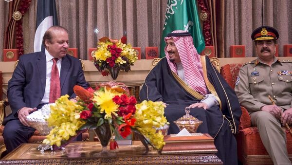 Saudi King Salman (C) meets Pakistani Prime Minister Nawaz Sharif (L) in Riyadh, Saudi Arabia January 18, 2016 in this handout photo provided by Saudi Press Agency - Sputnik International