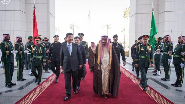 Saudi King Salman (centre R) and Chinese President Xi Jinping review the honour guard during a welcoming ceremony in Riyadh - Sputnik International