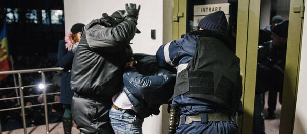 Protests outside Moldovan parliament building in Chisinau Protests outside Moldovan parliament building in Chisinau - Sputnik International