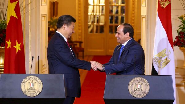 Egyptian President Abdel Fattah al-Sisi (R) and Chinese President Xi Jinping (L) shake hands after their joint press conference following their meeting in Cairo, Egypt, January 21, 2016, in this handout courtesy of the Egyptian Presidency. Picture taken January 21, 2016 - Sputnik International