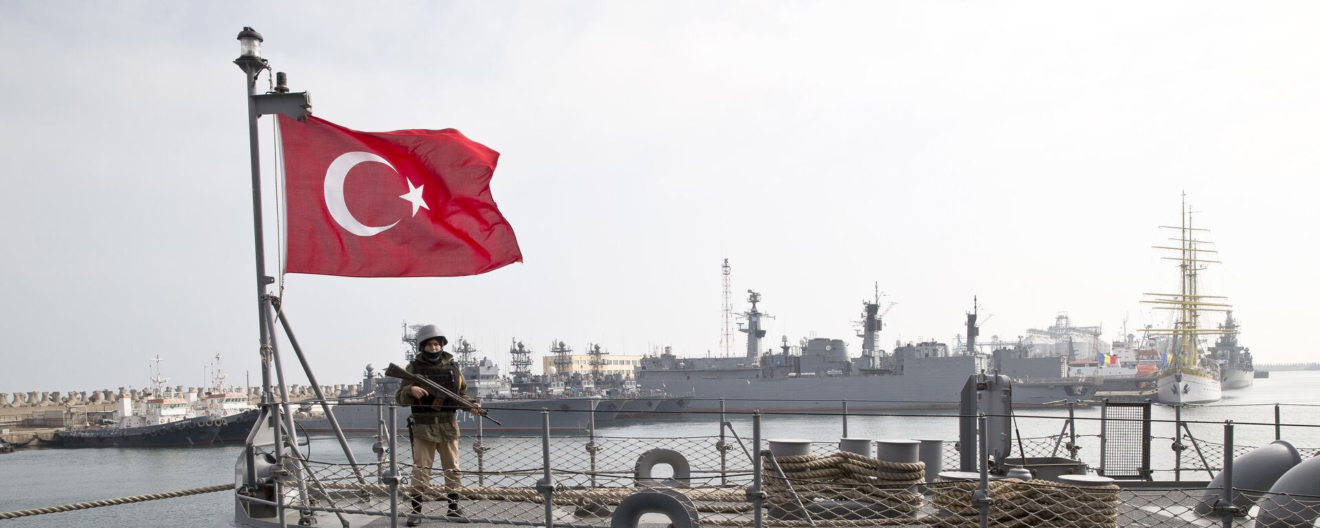 A Turkish marine serviceman stands on the deck of a Turkish navy TCG Turgutreis vessel - Sputnik International, 1920, 19.07.2023