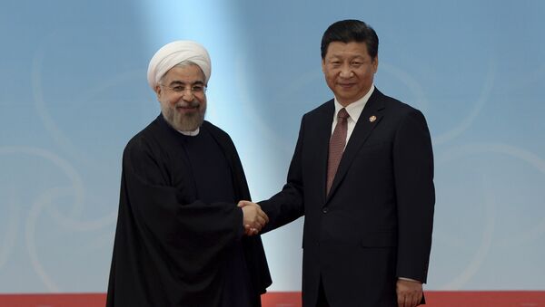 Iranian President Hassan Rouhani, left, is greeted by Chinese President Xi Jinping. - Sputnik International
