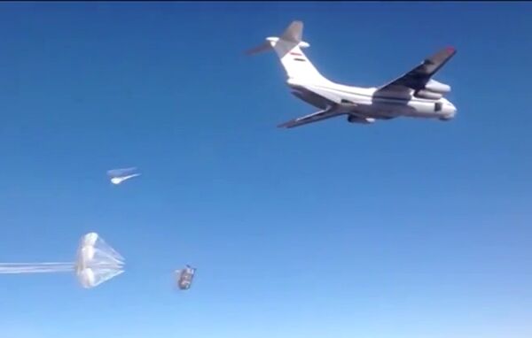 Syrian Air Force aircraft dropping humanitarian cargo on Russian parachute platforms in the area of Deir ez-Zor, Syria. Syrian Air Force aircraft dropping humanitarian cargo on Russian parachute platforms in the area of Deir ez-Zor, Syria. - Sputnik International