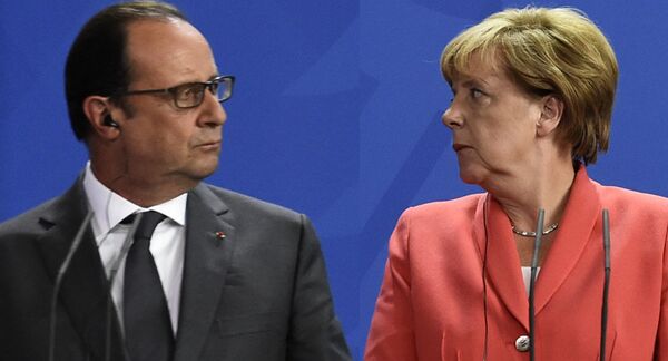 French President Francois Hollande (L) and German Chancellor Angela Merkel (R) address a press conference with the Ukrainian President following talks at the chancellery in Berlin on August 24, 2015. French President Francois Hollande (L) and German Chancellor Angela Merkel (R) address a press conference with the Ukrainian President following talks at the chancellery in Berlin on August 24, 2015. - Sputnik International