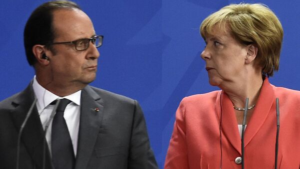French President Francois Hollande (L) and German Chancellor Angela Merkel (R) address a press conference with the Ukrainian President following talks at the chancellery in Berlin on August 24, 2015. - Sputnik International