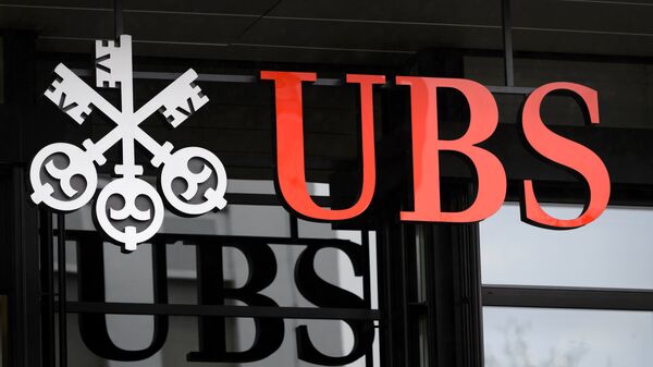 A picture taken on on January 12, 2016 shows the logo of the Swiss global financial services company UBS at the entrance of a branch's building in Zurich. - Sputnik International