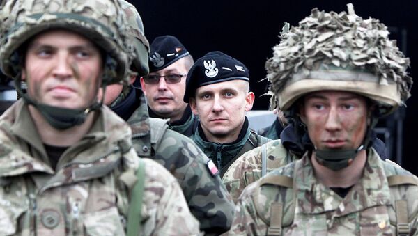 Polish , background, and and British soldiers take part in joint military exercise in Swietoszow, Poland, on Friday Nov. 21, 2014. - Sputnik International