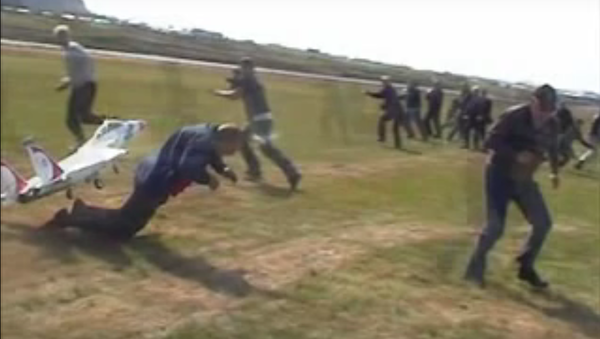 Man barely dives out of the RC plane’s way - Sputnik International