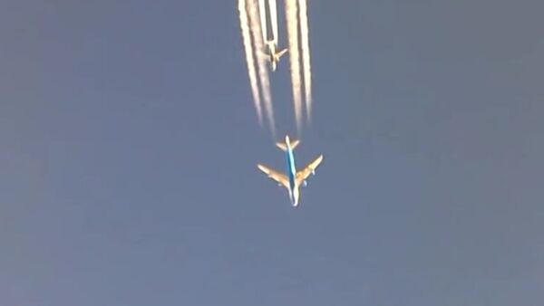 Boeing 747 overtaking a Boeing 737 over Bagdad - Sputnik International