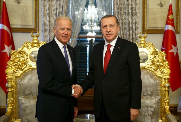 Turkish President Tayyip Erdogan (R) shakes hands with U.S. Vice President Joe Biden in Istanbul, Turkey January 23, 2016, in this handout photo provided by the Presidential Palace - Sputnik International