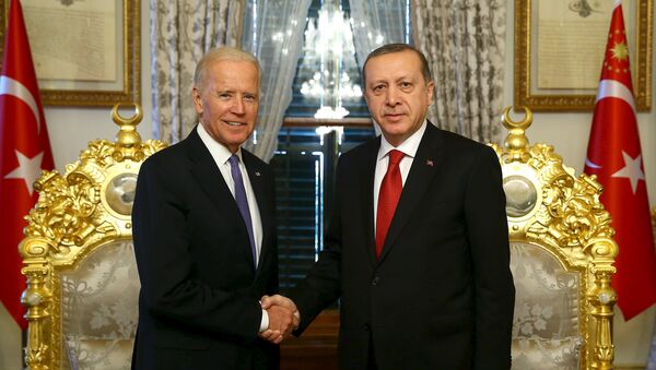 Turkish President Tayyip Erdogan (R) shakes hands with U.S. Vice President Joe Biden in Istanbul, Turkey January 23, 2016, in this handout photo provided by the Presidential Palace - Sputnik International