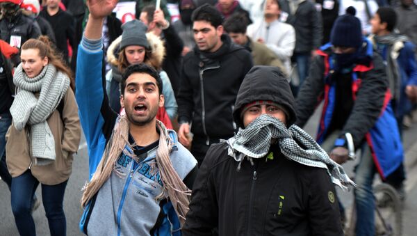 Migrants march on January 23, 2016 in the French port city of Calais, northern France, during a demonstration to support migrants who live in the 'jungle', an encampment made up of migrants who are mainly trying to reach Britain. - Sputnik International