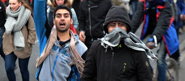 Migrants march on January 23, 2016 in the French port city of Calais, northern France, during a demonstration to support migrants who live in the 'jungle', an encampment made up of migrants who are mainly trying to reach Britain. Migrants march on January 23, 2016 in the French port city of Calais, northern France, during a demonstration to support migrants who live in the 'jungle', an encampment made up of migrants who are mainly trying to reach Britain. - Sputnik International
