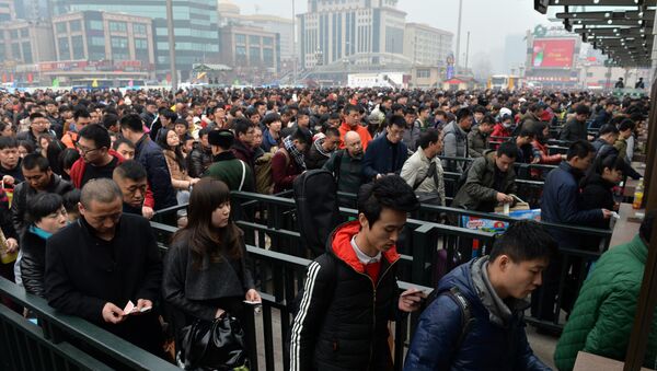 Chinese travellers queuing at the railway station in Beijing - Sputnik International
