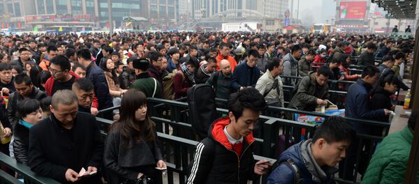 Chinese travellers queuing at the railway station in Beijing Chinese travellers queuing at the railway station in Beijing - Sputnik International