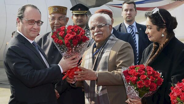 French President Francois Hollande, left, receives flowers from India's Haryana state Chief Minister Manohar Lal Khattar, second right, as Haryana state Governor Kaptan Singh Solanki, second left, and Indian lawmaker Kirron Kher, right, join in receiving him at the Indian air force station in Chandigarh, India, Sunday, Jan. 24, 2016. - Sputnik International