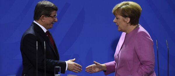 German Chancellor Angela Merkel (R) and Turkish Prime Minister Ahmet Davutoglu (L) shake hands during the press conference, after a meeting at the Chancellery, in Berlin on January 22, 2016 - Sputnik International