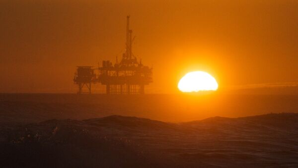 Sunset over an oil rig - Sputnik International