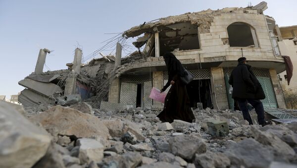 A woman walks past the house of court judge Yahya Rubaid after a Saudi-led air strike destroyed it, killing him, his wife and five other family members, in Yemen's capital Sanaa January 25, 2016 - Sputnik International